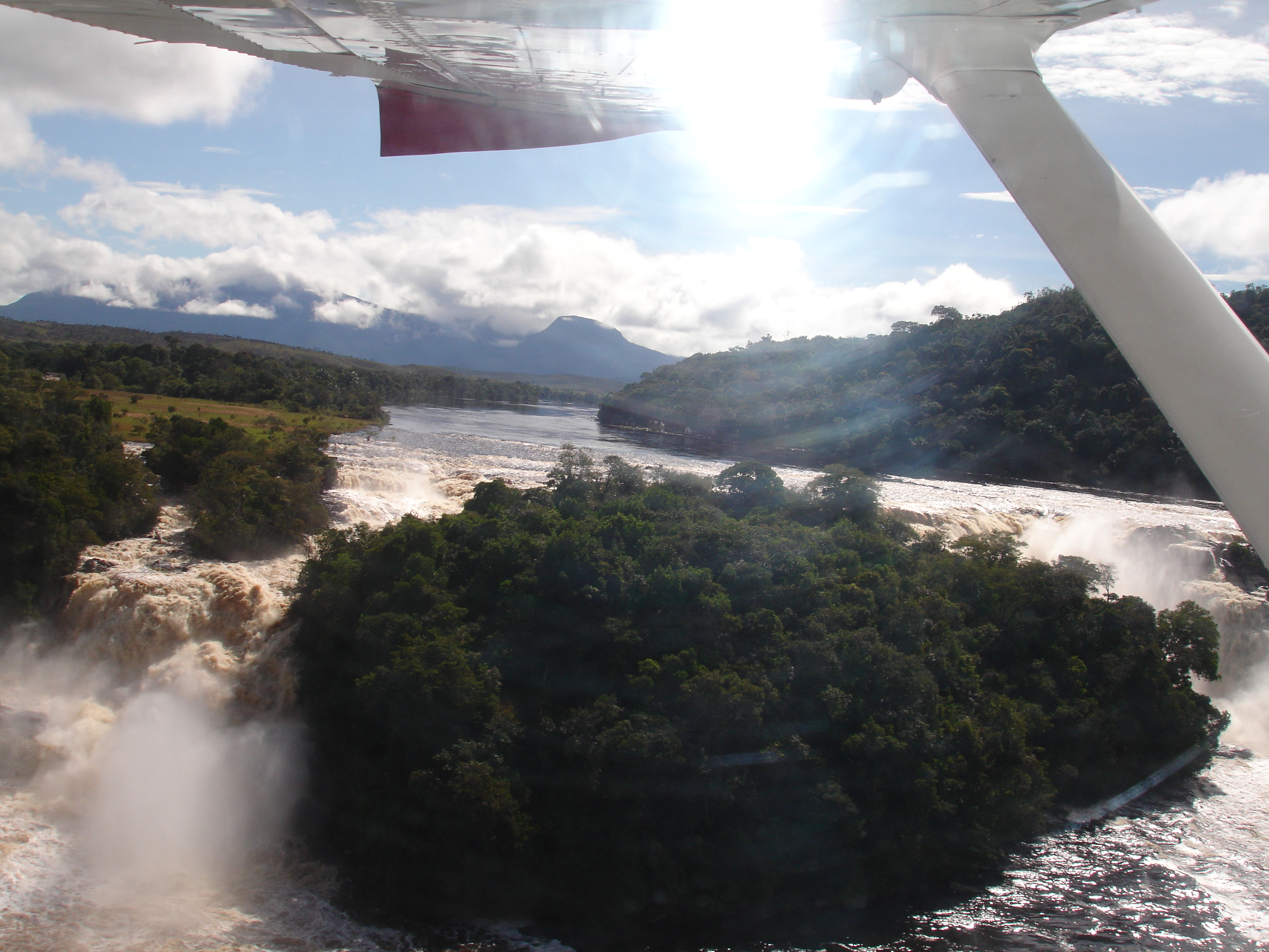 Αερό-φωτογραφία προσγείωσης στο Canaima